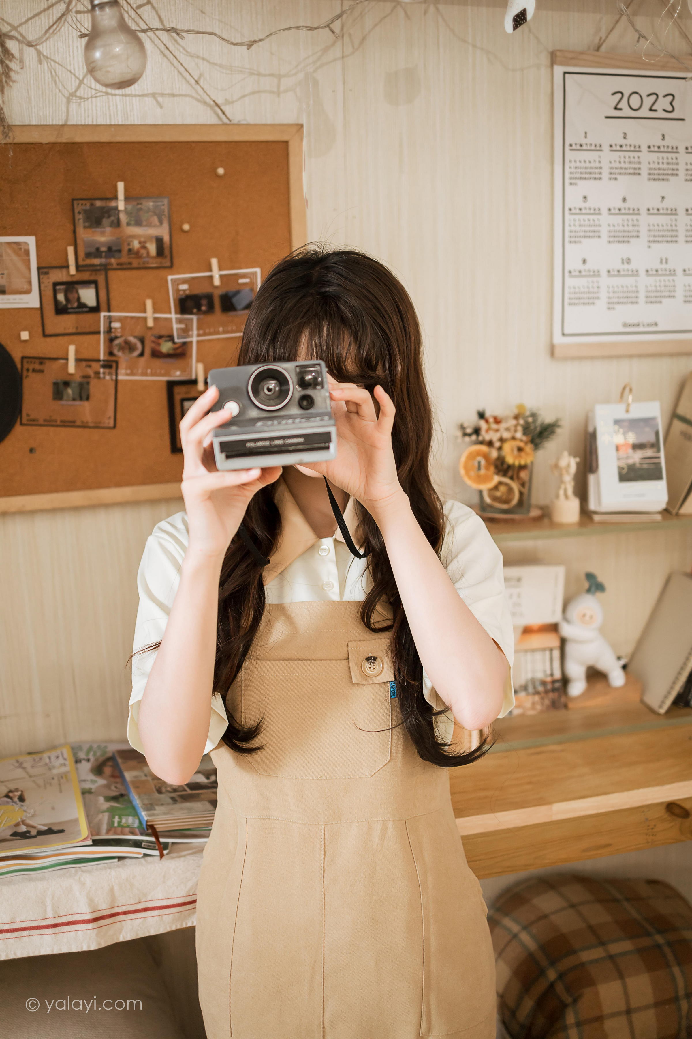 [YALAYI雅拉伊]2023.05.02 惬意的悠闲时光 小亭 白色衬衫与米色连衣裙居家清纯写真集第2张