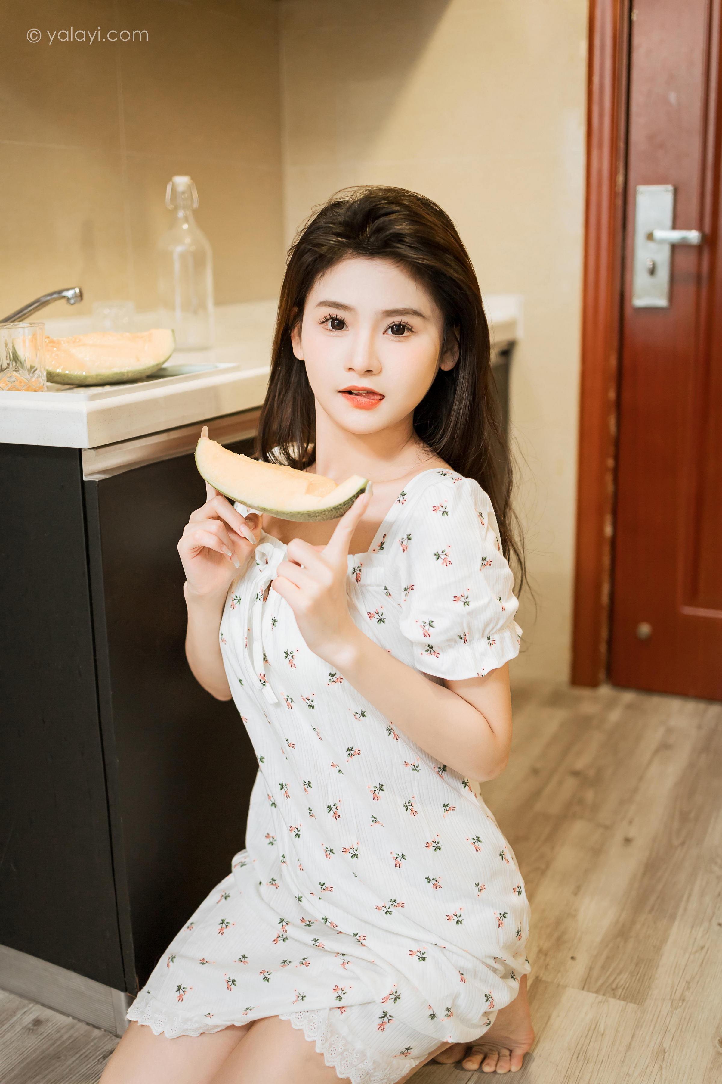 [YALAYI雅拉伊]2023.05.05 请你吃瓜 若婷 白色连衣裙加白色围裙性感私房写真集第4张