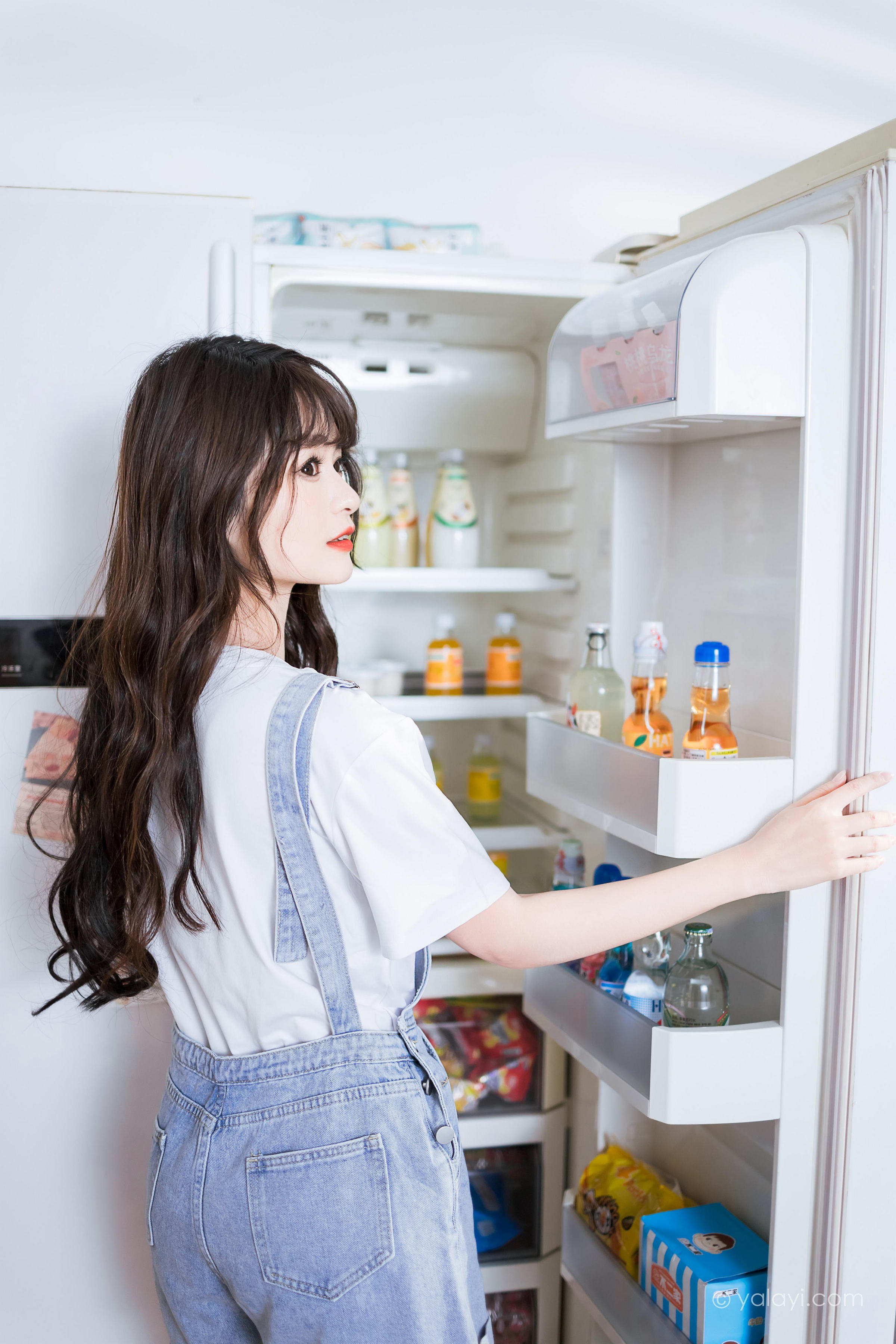 [YALAYI雅拉伊]2023.05.12 穿吊带牛仔裤的少女 小亭 白色短袖加牛仔短裤性感私房写真集第6张