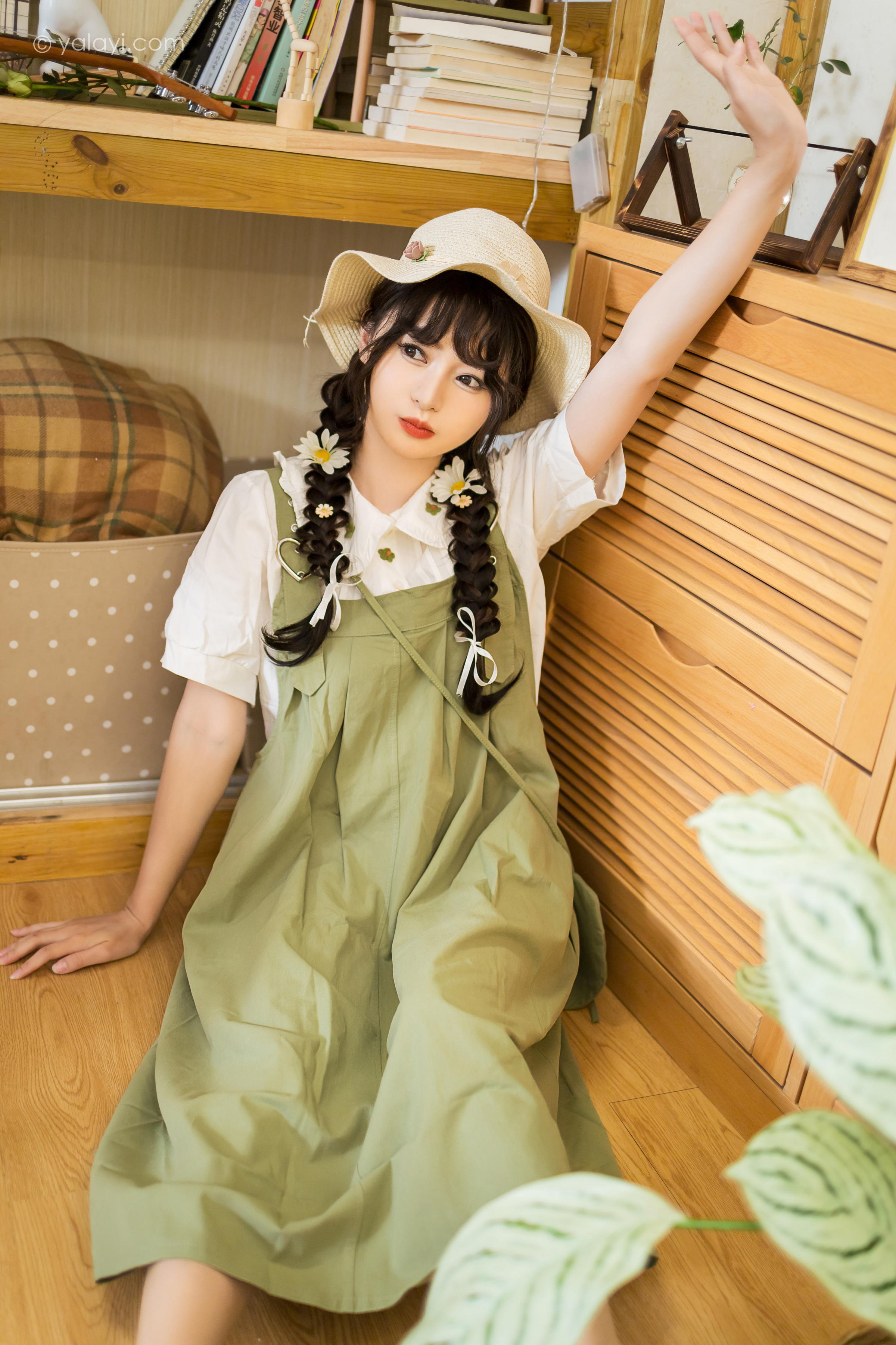 [YALAYI雅拉伊]2023.05.15 世间的温柔 小亭 白色小衬衫加背带加衣裙复古清纯写真集第6张