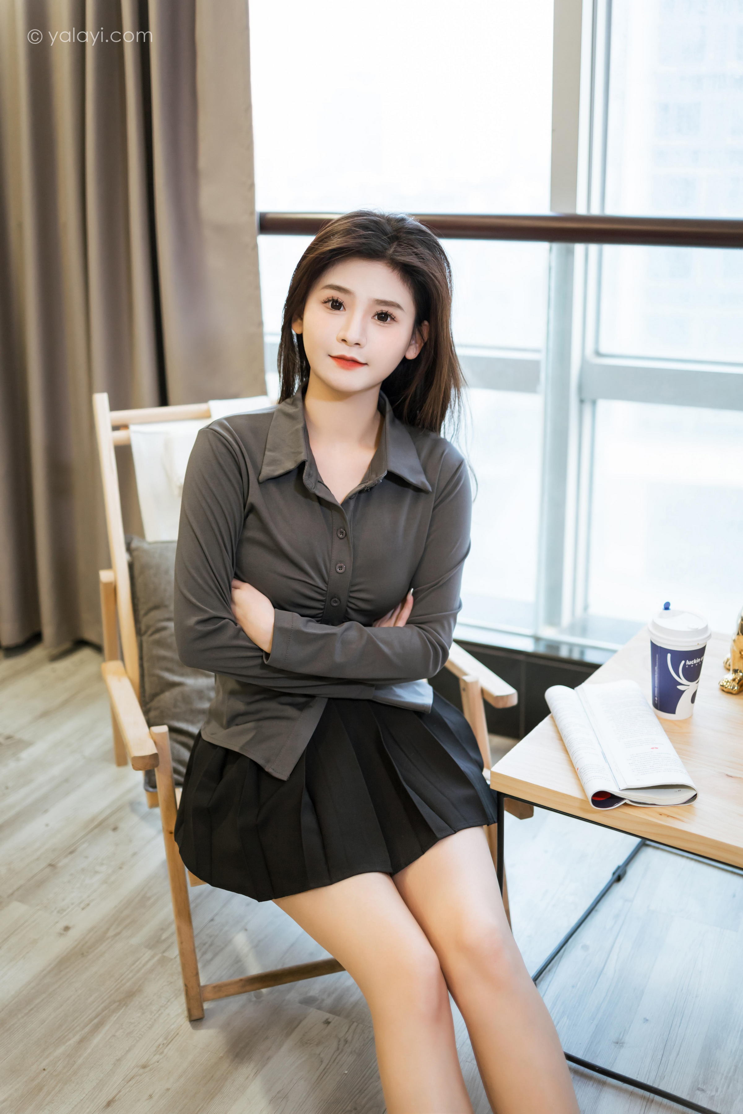 [YALAYI雅拉伊]2023.05.17 好看的人都像你 若婷 灰色衬衫加黑色短裙性感私房写真集第2张