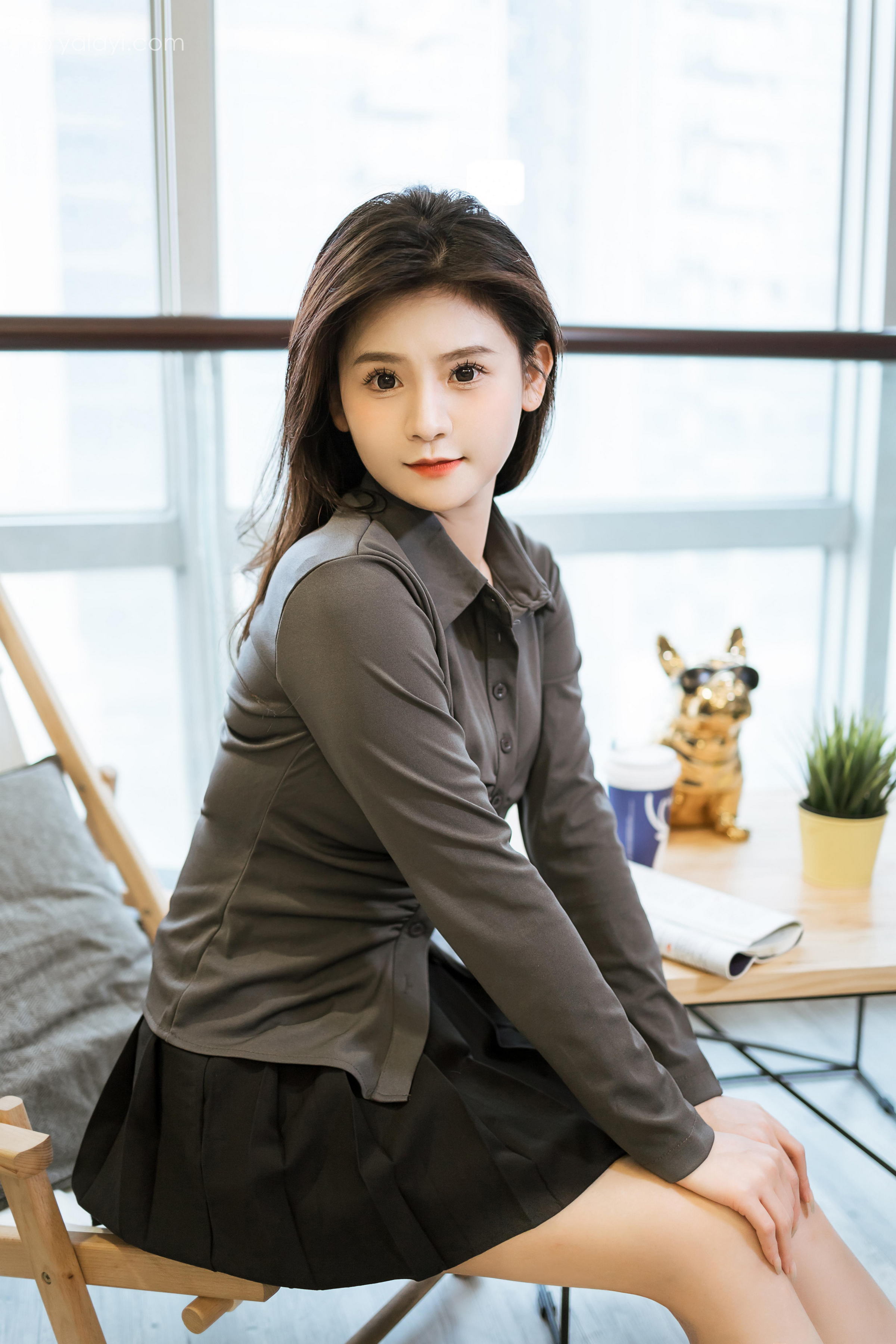 [YALAYI雅拉伊]2023.05.17 好看的人都像你 若婷 灰色衬衫加黑色短裙性感私房写真集第2张