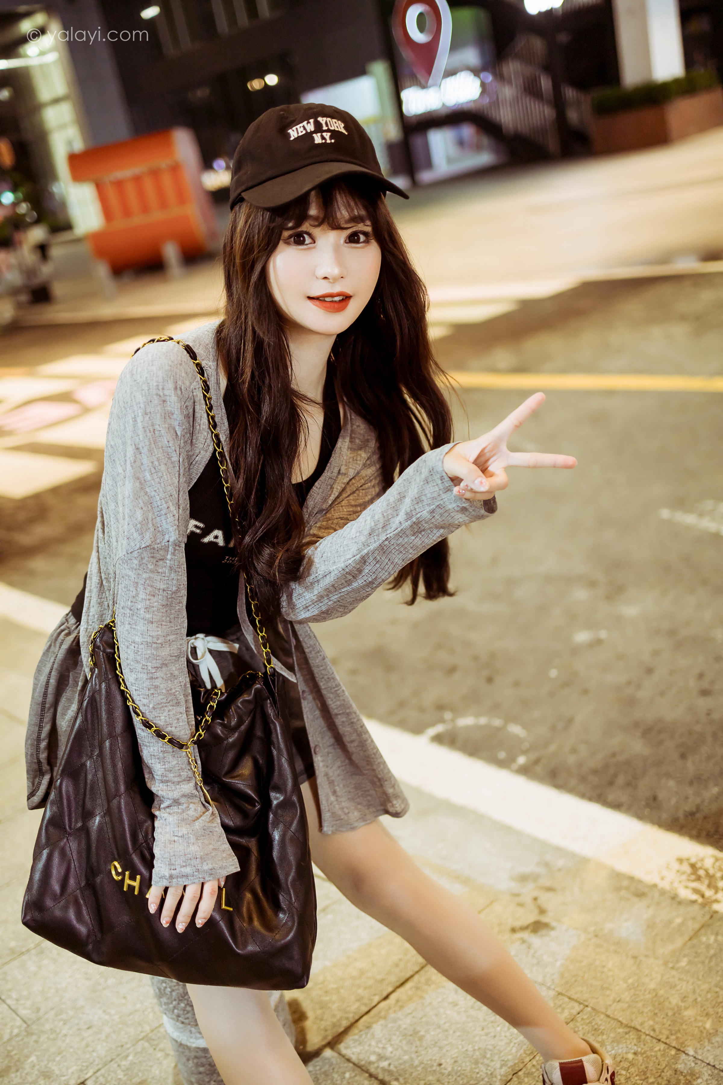 [YALAYI雅拉伊]2023.05.29 与你逛逛街 小亭 黑色背心加橙色短裤清纯写真集第3张