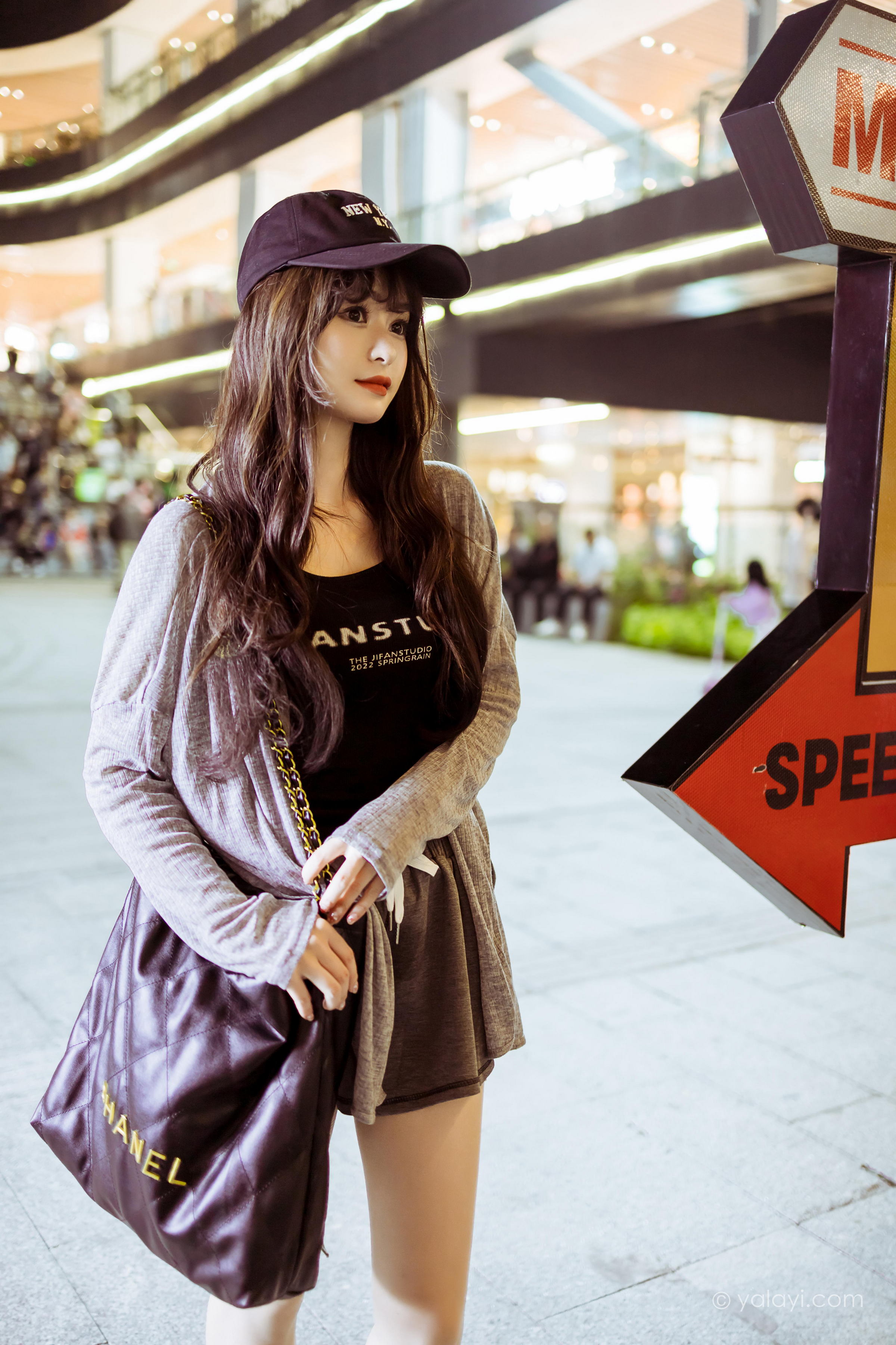 [YALAYI雅拉伊]2023.05.29 与你逛逛街 小亭 黑色背心加橙色短裤清纯写真集第1张