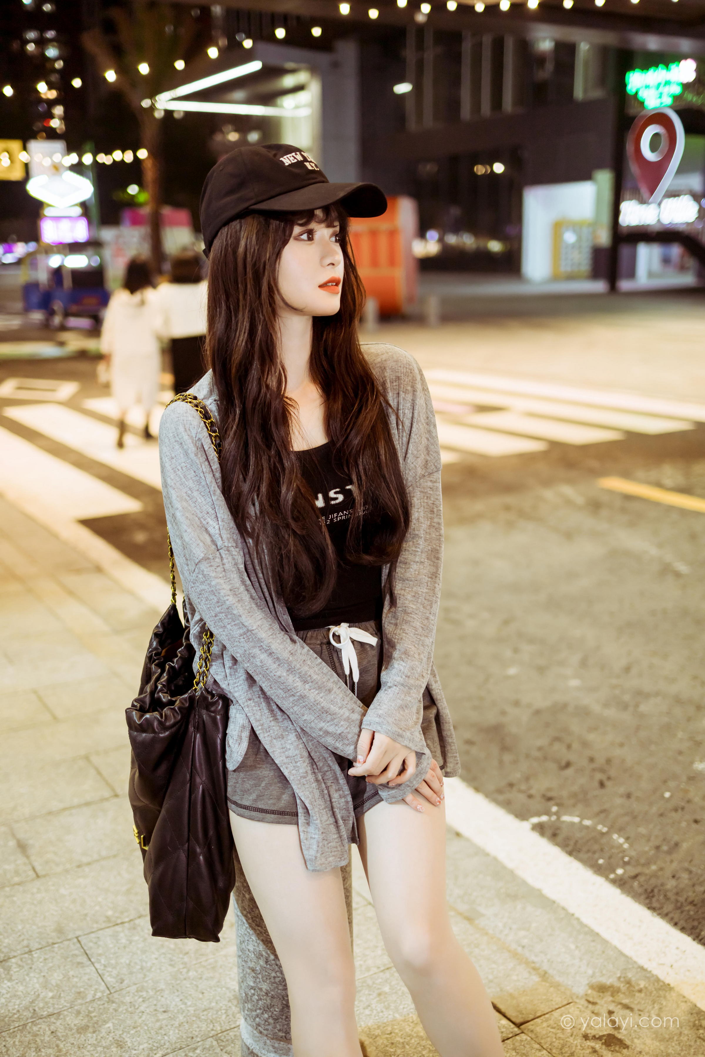 [YALAYI雅拉伊]2023.05.29 与你逛逛街 小亭 黑色背心加橙色短裤清纯写真集第2张