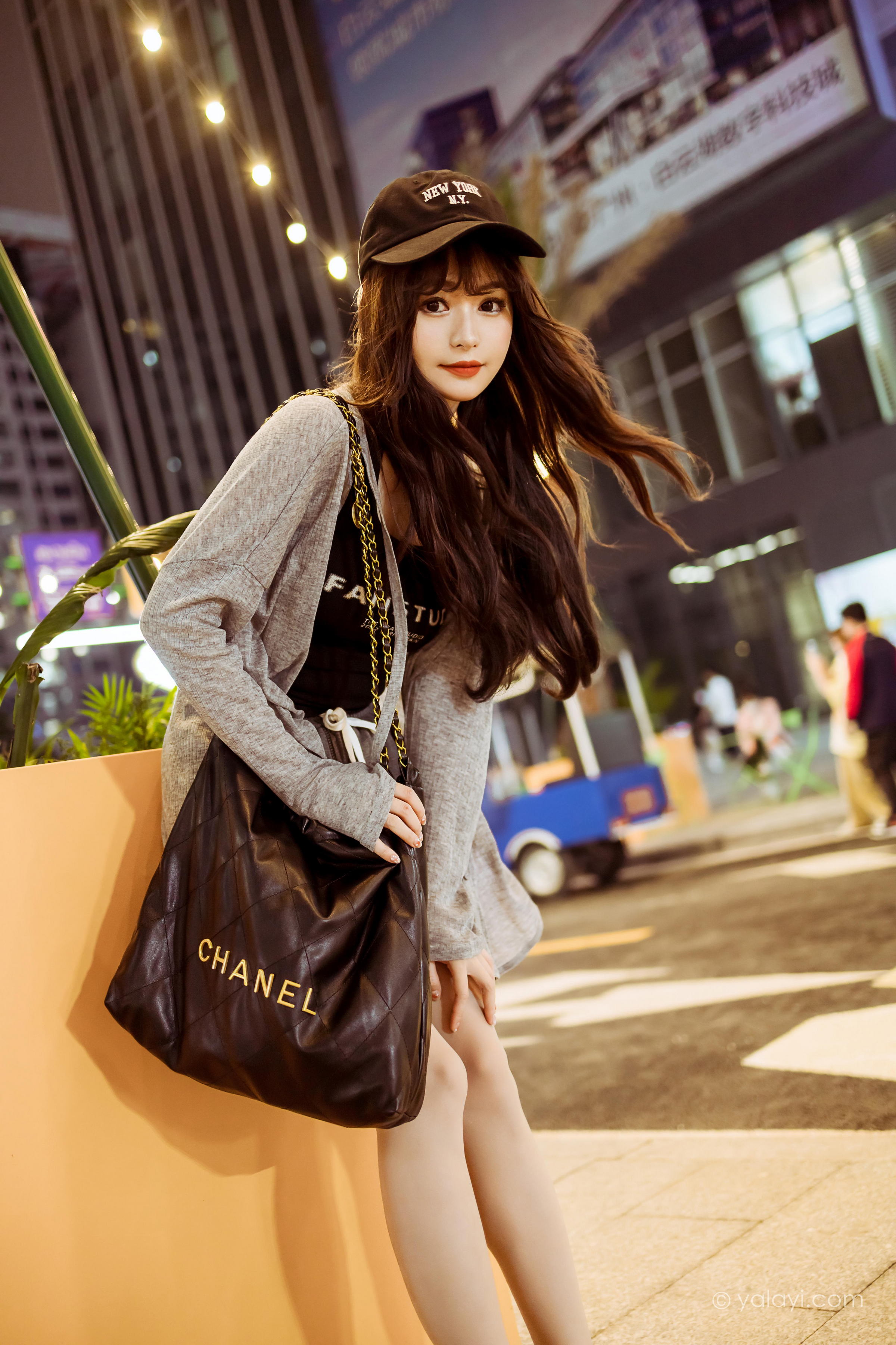 [YALAYI雅拉伊]2023.05.29 与你逛逛街 小亭 黑色背心加橙色短裤清纯写真集第4张