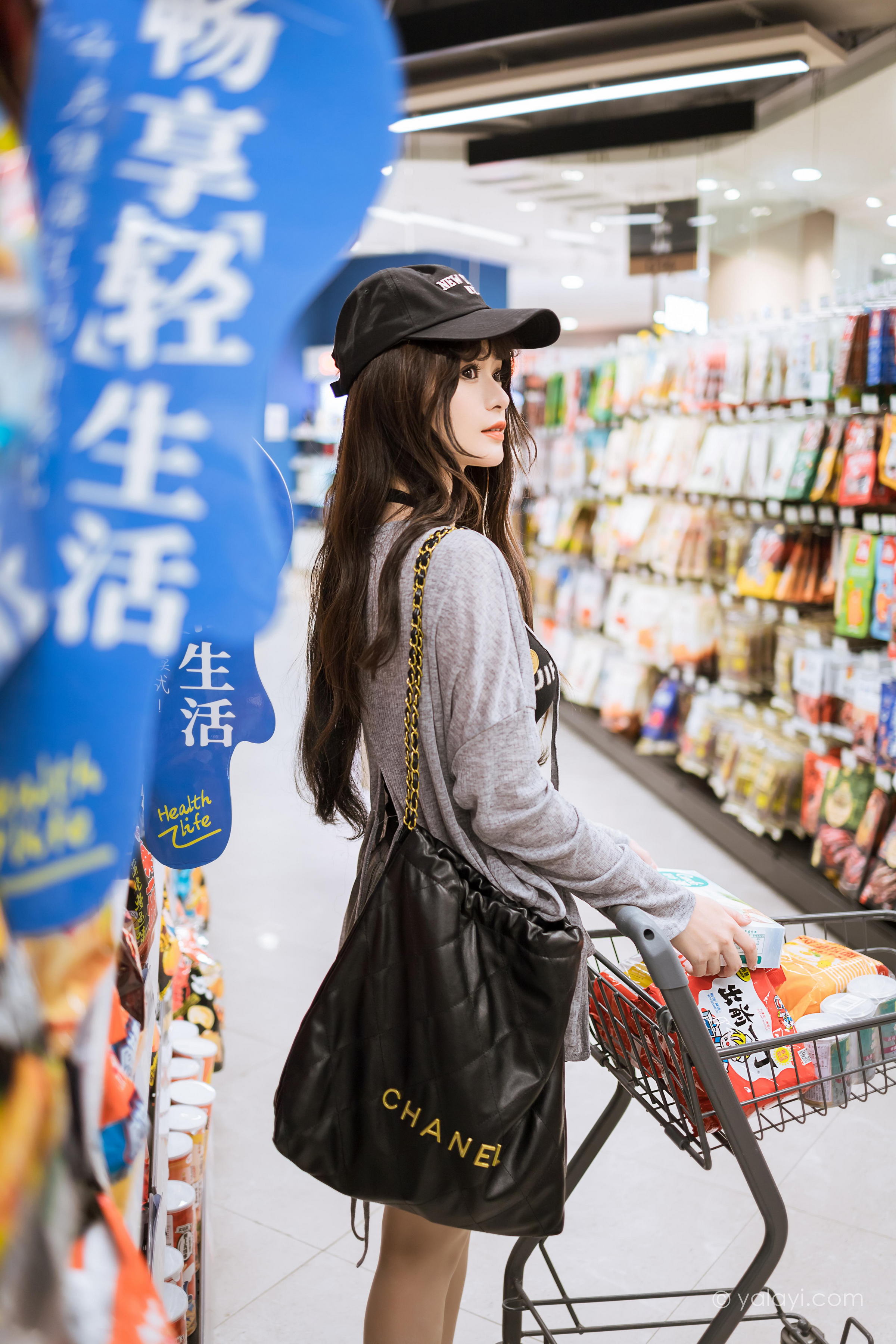 [YALAYI雅拉伊]2023.05.29 与你逛逛街 小亭 黑色背心加橙色短裤清纯写真集第12张