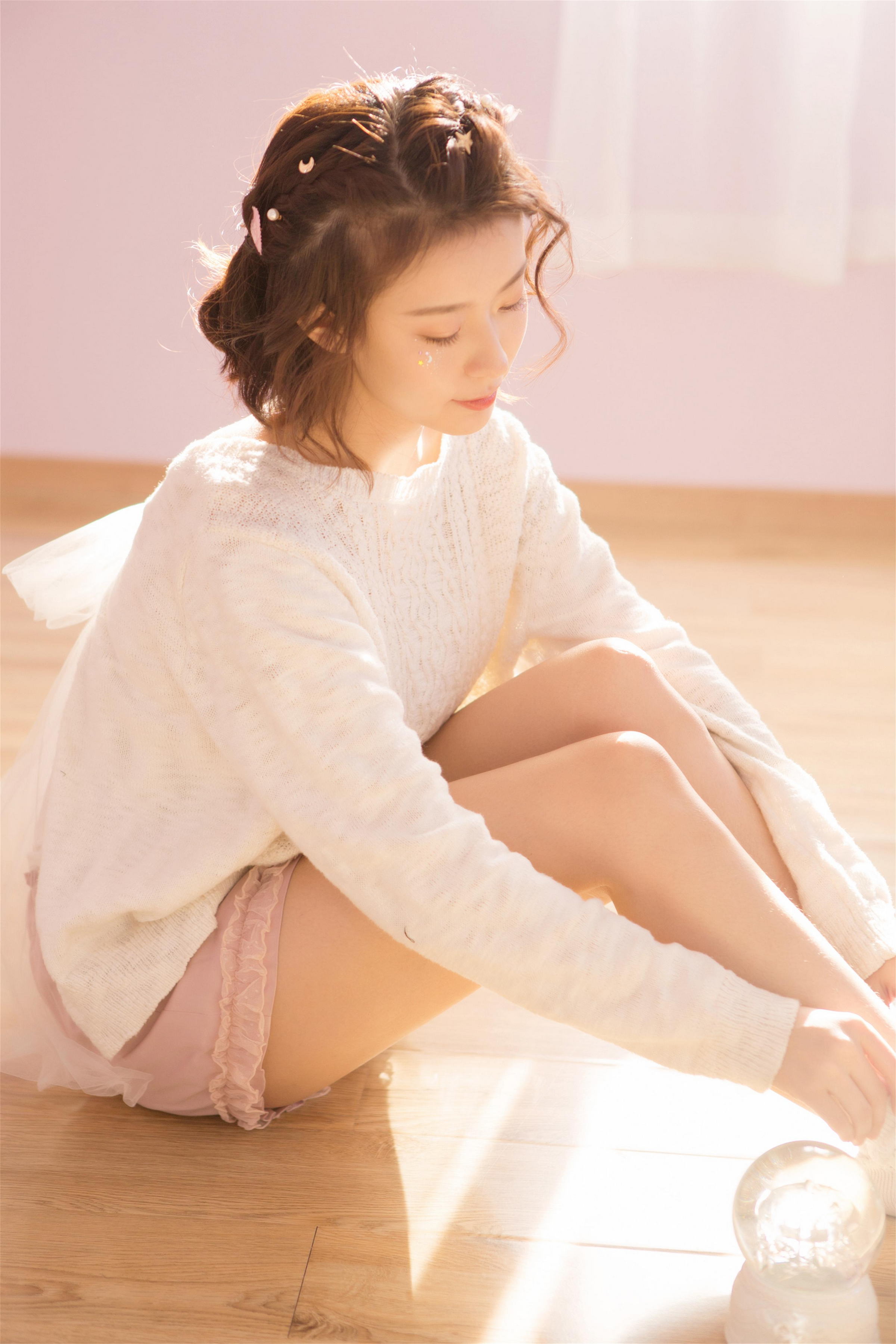 [YALAYI雅拉伊]2023.06.01 清丽佳人 白色镂空毛衣加粉色短裤与红色吊带连衣裙性感私房写真集第3张