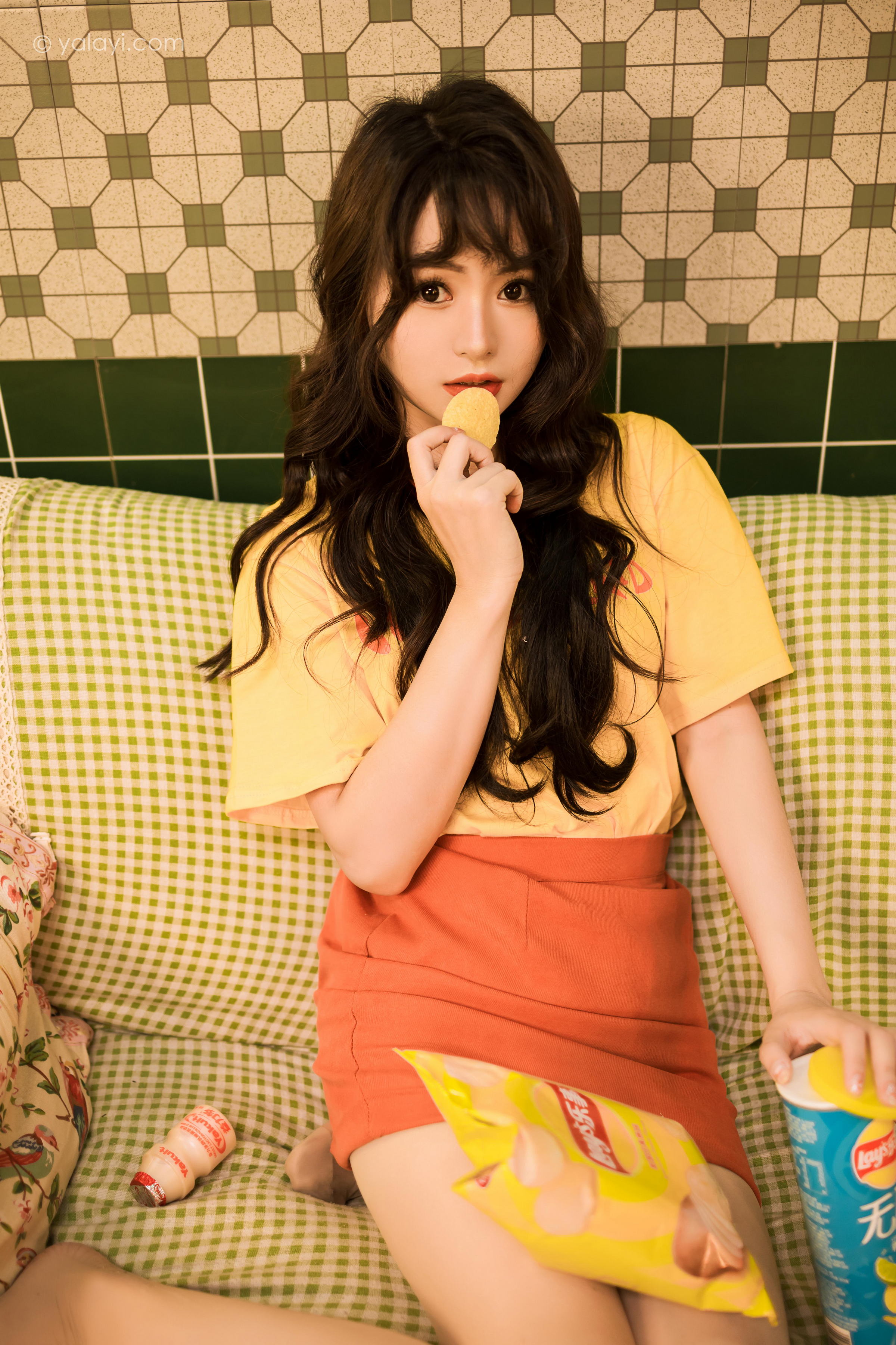 [YALAYI雅拉伊]2023.06.05 曾经的深爱 小亭 黄色短袖加红色短裙清纯私房写真集第4张