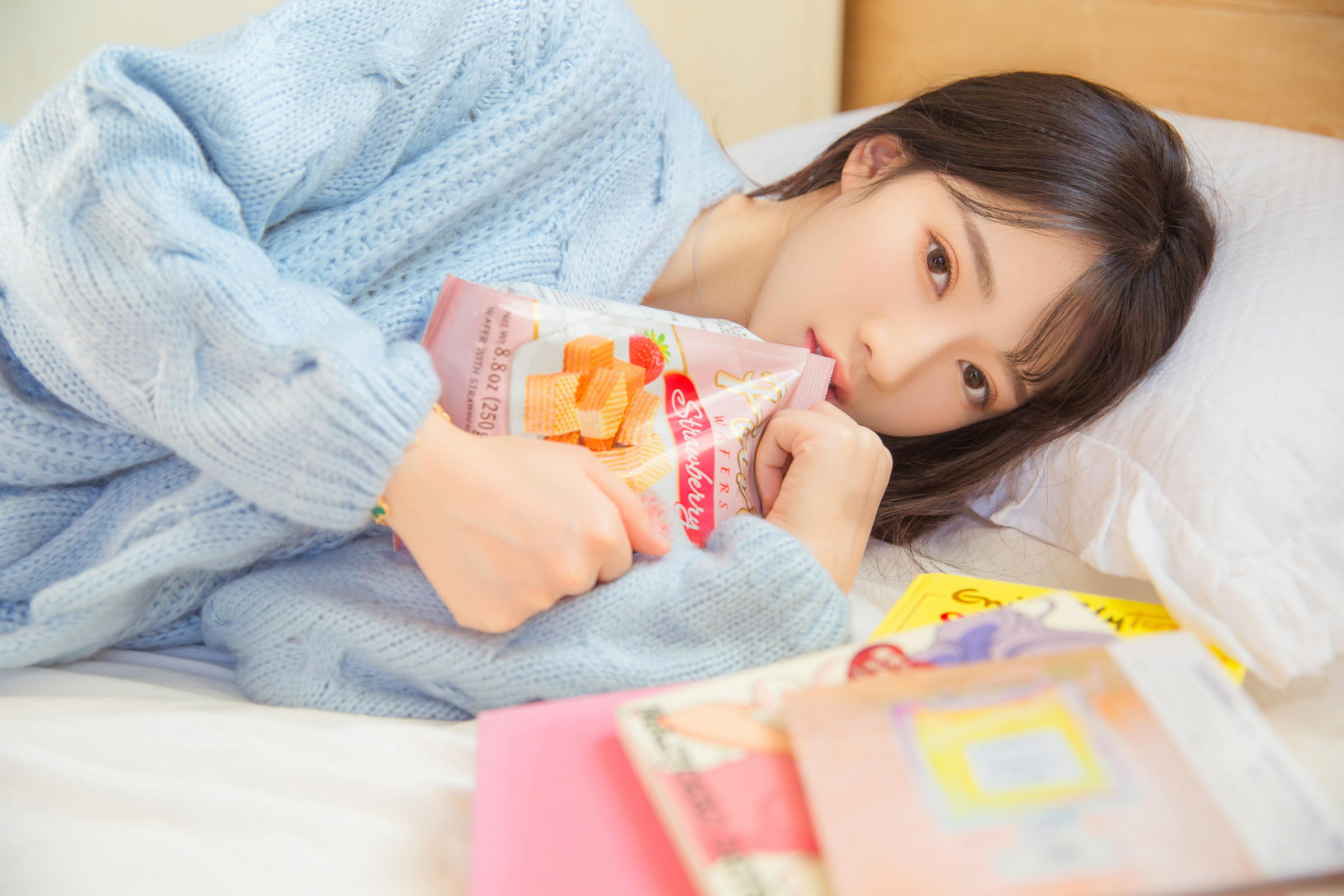 [YALAYI雅拉伊]2023.06.09 单纯美好 清纯居家少女 灰色毛衣加白色短裤与透视裸背连衣裙私房写真集第3张