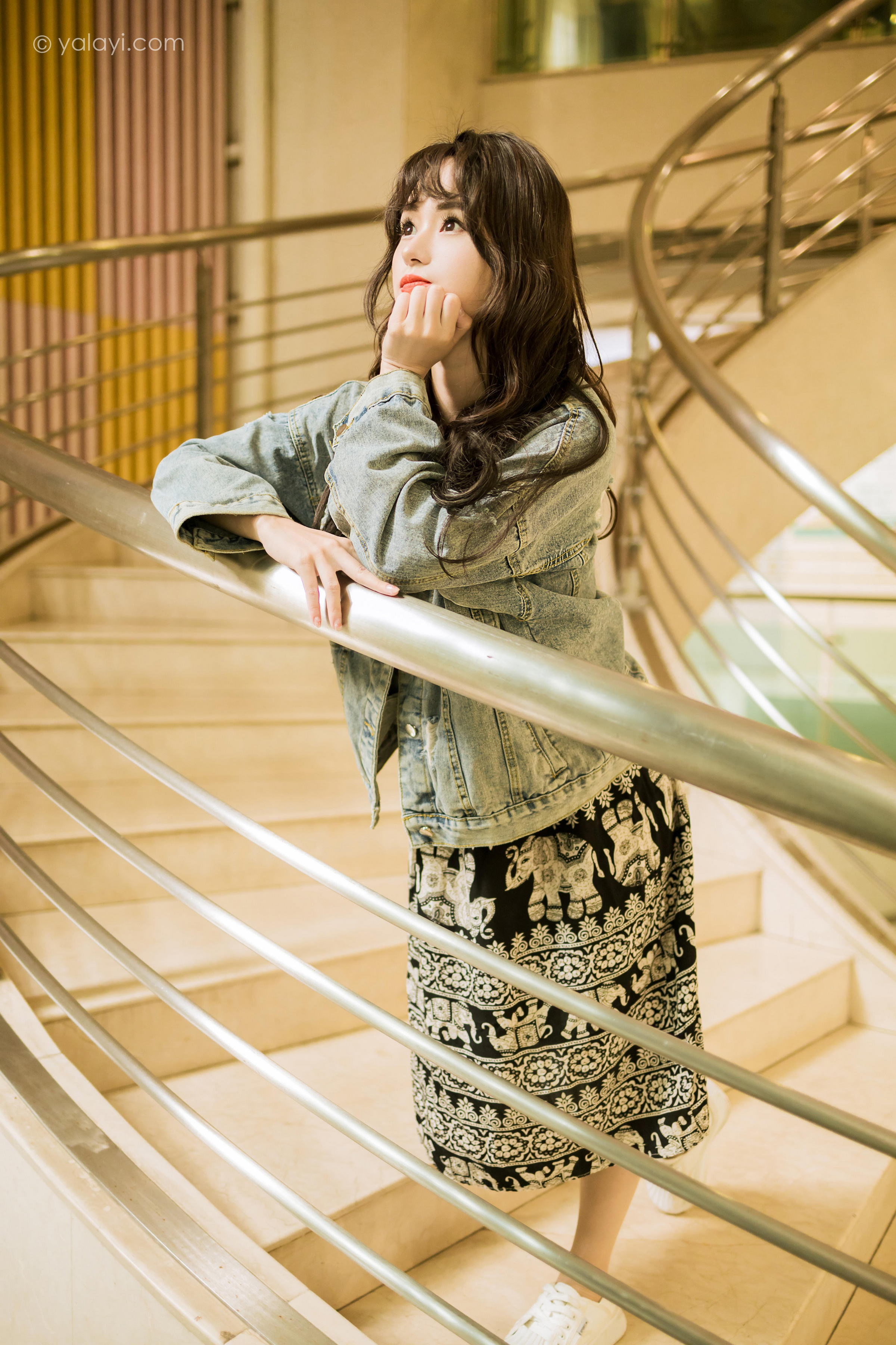 [YALAYI雅拉伊]2023.06.09 小巷听风 小亭 灰色牛仔外套加黑色蕾丝连衣裙清纯街拍写真集第6张