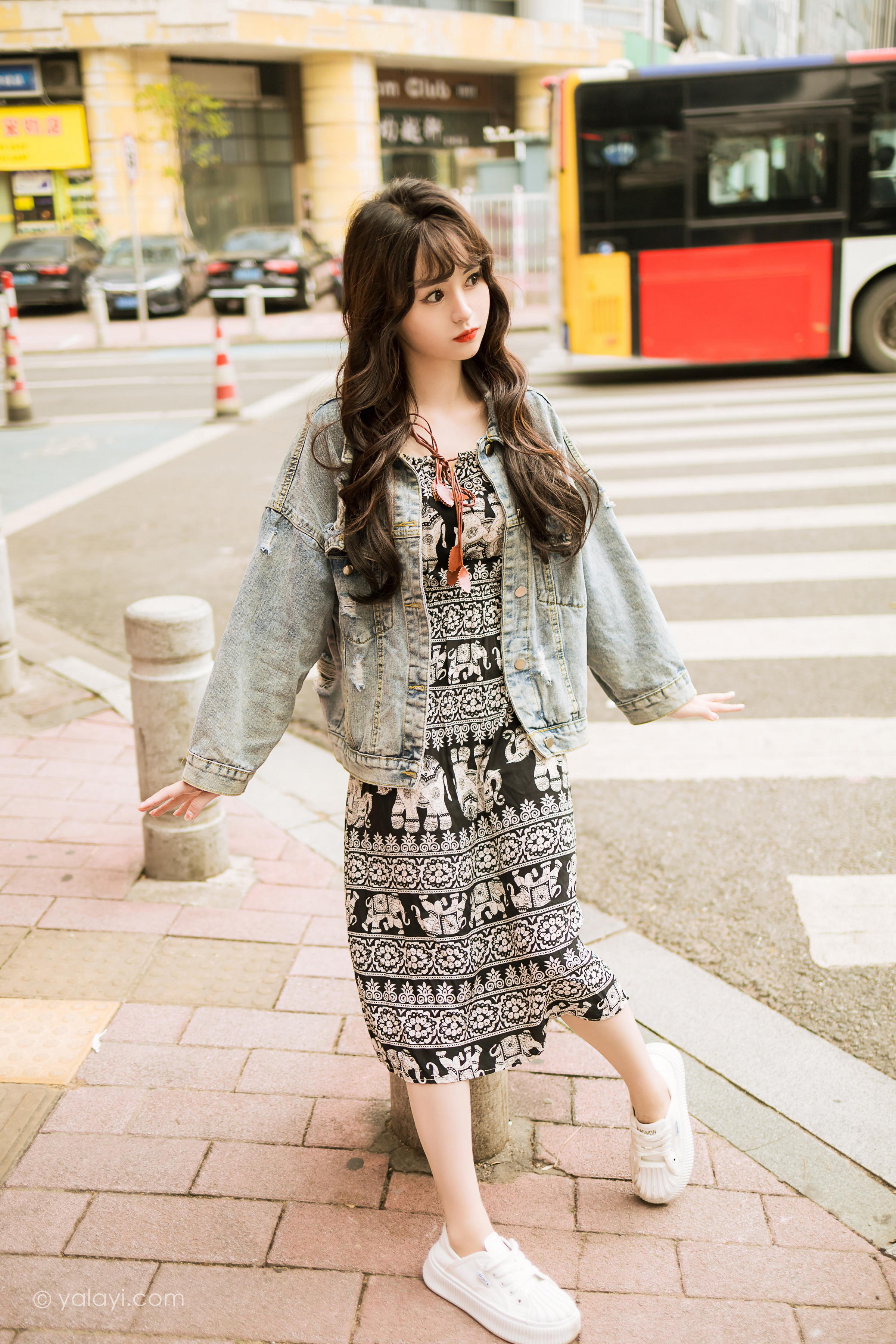 [YALAYI雅拉伊]2023.06.09 小巷听风 小亭 灰色牛仔外套加黑色蕾丝连衣裙清纯街拍写真集第7张