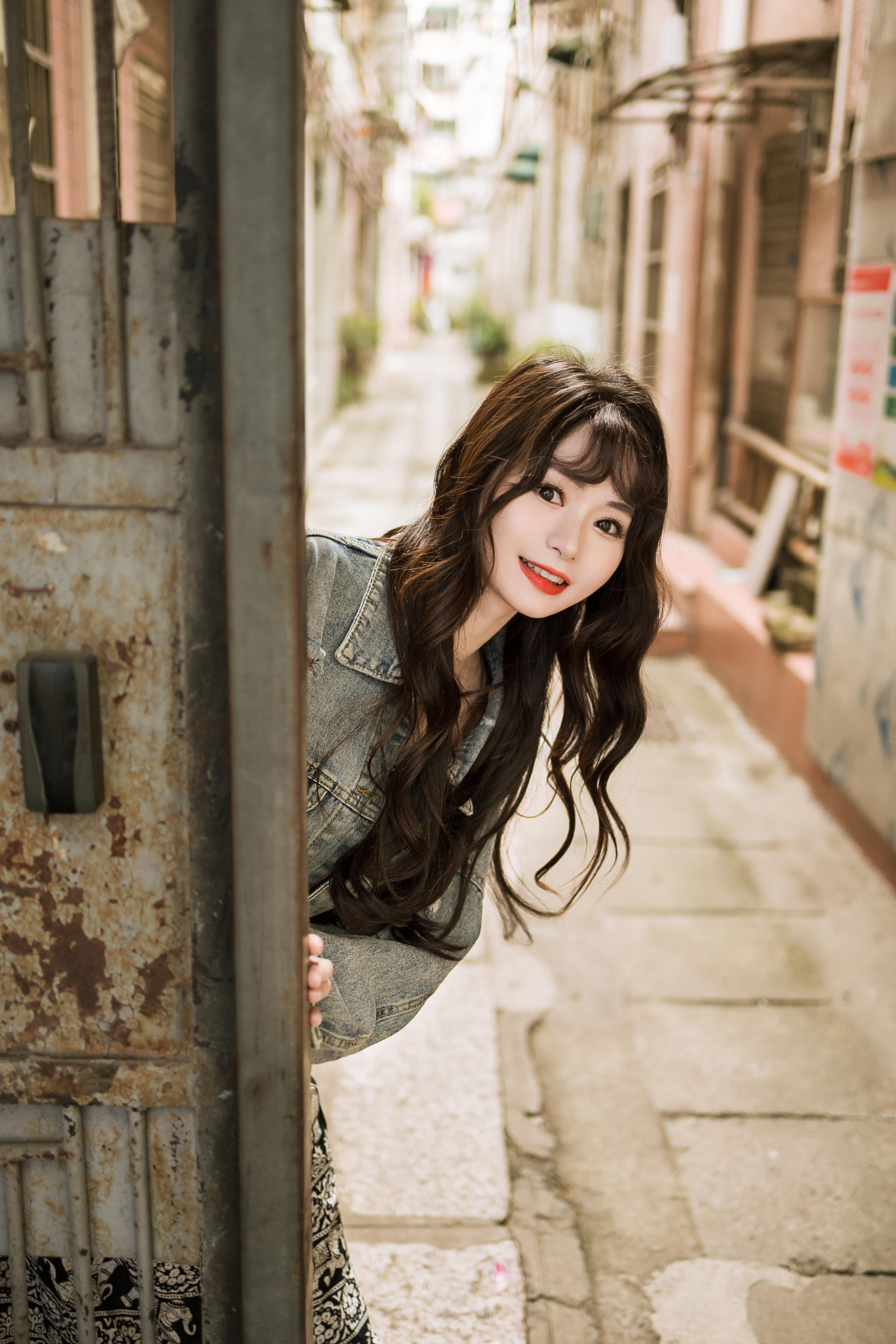 [YALAYI雅拉伊]2023.06.09 小巷听风 小亭 灰色牛仔外套加黑色蕾丝连衣裙清纯街拍写真集第15张