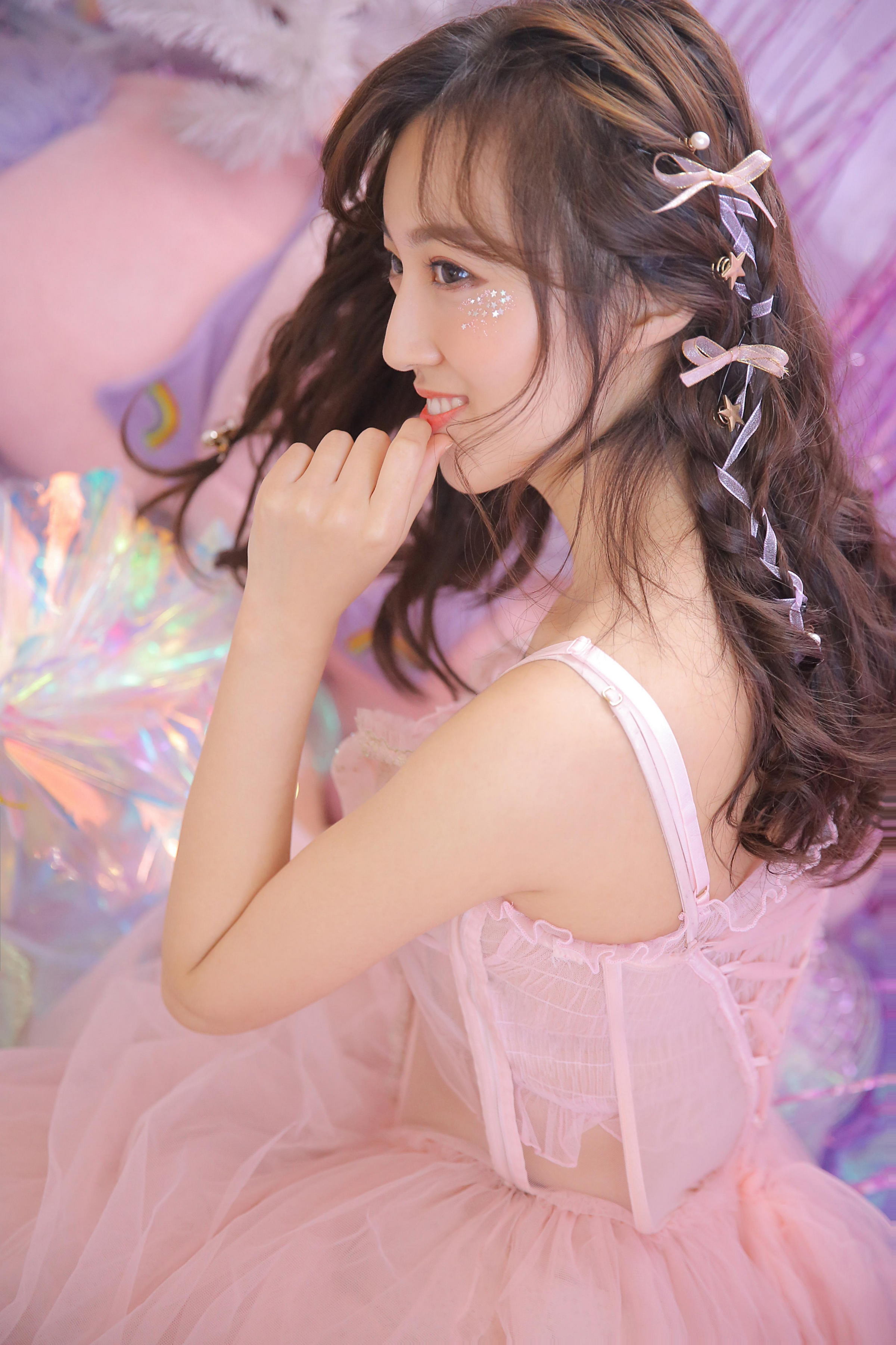 [YALAYI雅拉伊]2023.06.16 软谈丽语 居家清纯少女 黄色镂空毛衣加白色短裤与粉色透视连衣裙性感写真集第7张