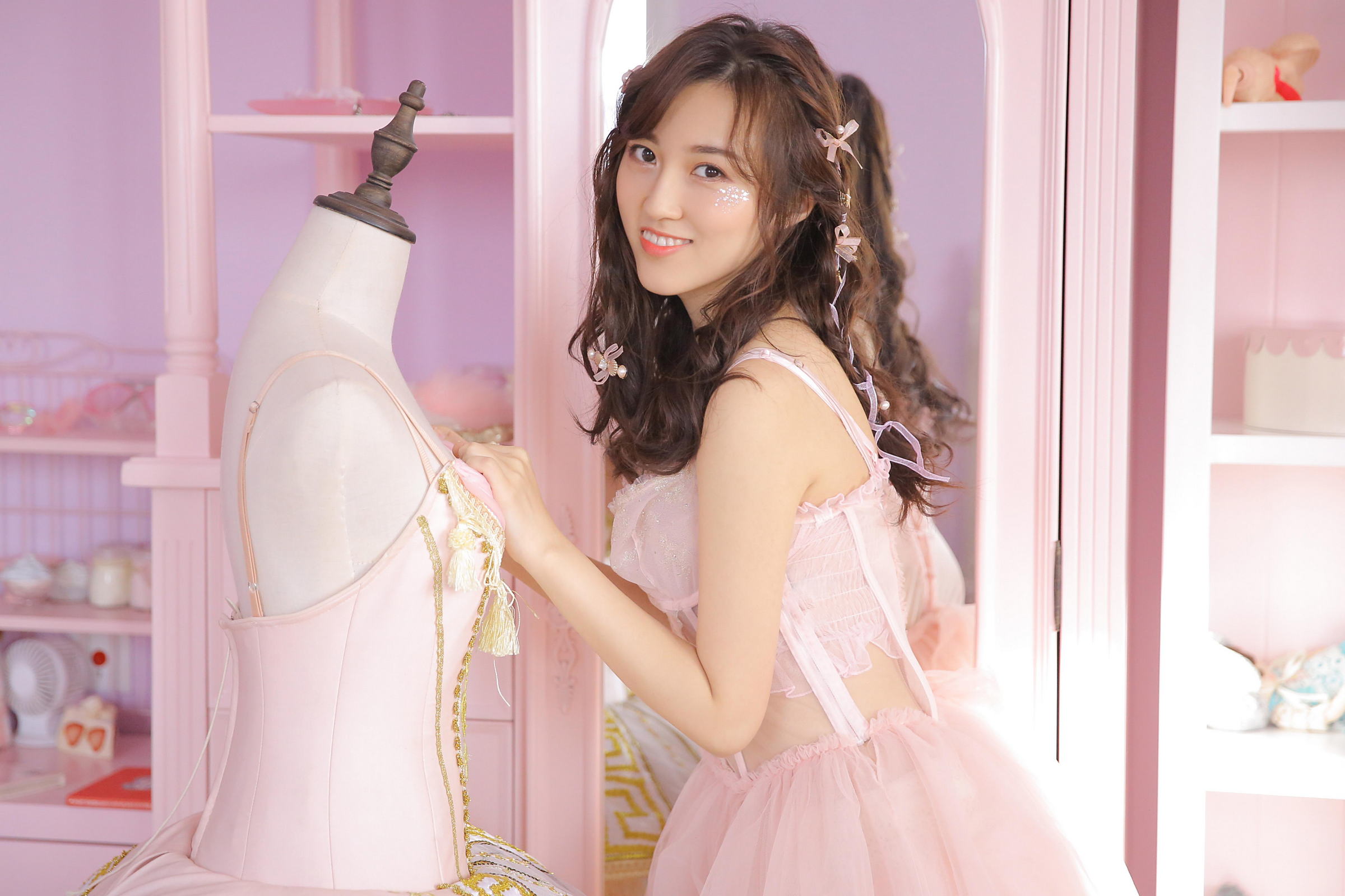 [YALAYI雅拉伊]2023.06.16 软谈丽语 居家清纯少女 黄色镂空毛衣加白色短裤与粉色透视连衣裙性感写真集第10张